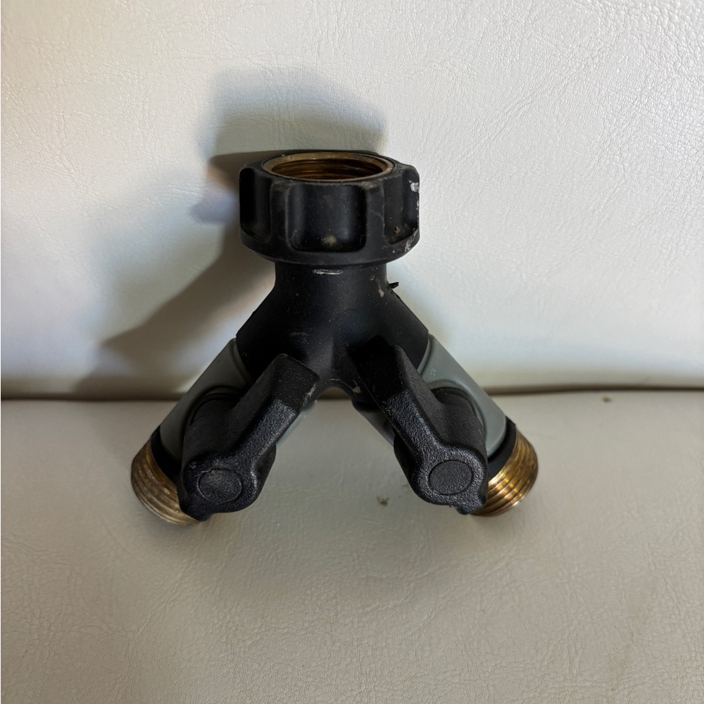 Black Dual Hose Connector